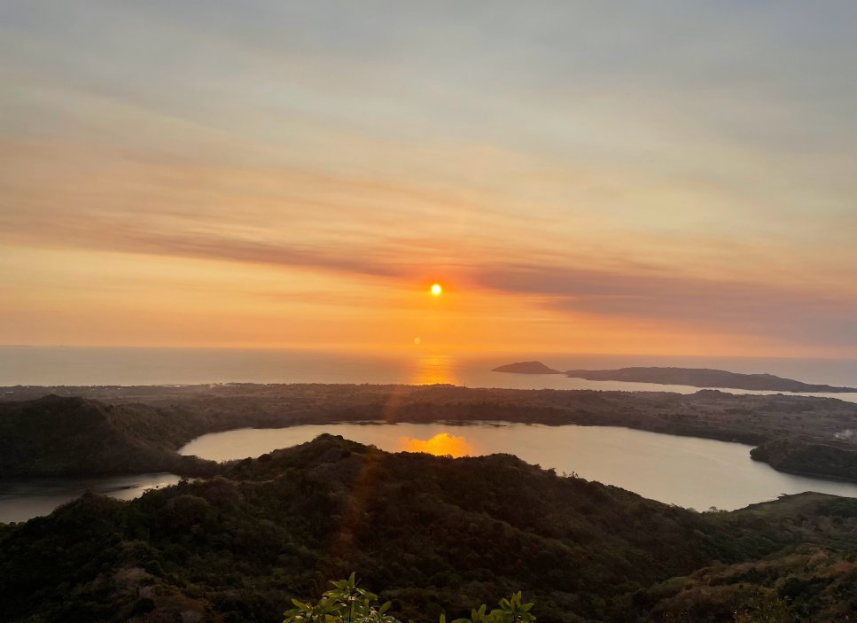 Západ slunce ze druhé nejvyšší hory ostrova Nosy Be - Mont Passot (329m) na Mosambický průliv a osm kráterových jezer, která slouží jako zásobárny sladké vody na ostrově. 