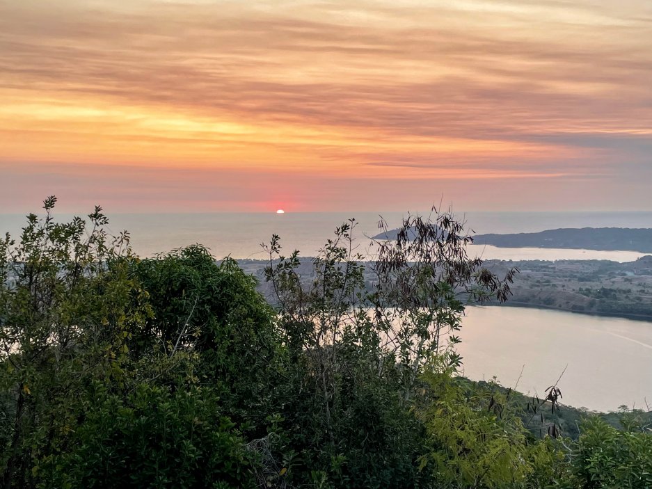 Západ slunce ze druhé nejvyšší hory ostrova Nosy Be - Mont Passot (329m) na Mosambický průliv a osm kráterových jezer, která slouží jako zásobárny sladké vody na ostrově. 