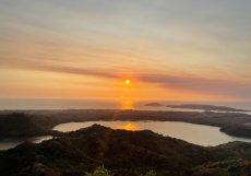 Západ slunce ze druhé nejvyšší hory ostrova Nosy Be - Mont Passot (329m) na Mosambický průliv a osm kráterových jezer, která slouží jako zásobárny sladké vody na ostrově. 