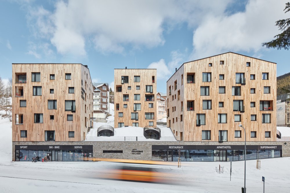 Apartmánové domy vznikly na místě původní prodejny z 80. let. 