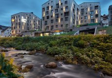 Čtyři domy jsou místěné na „louce“ - zelené střeše nad obchodním parterem budovy.