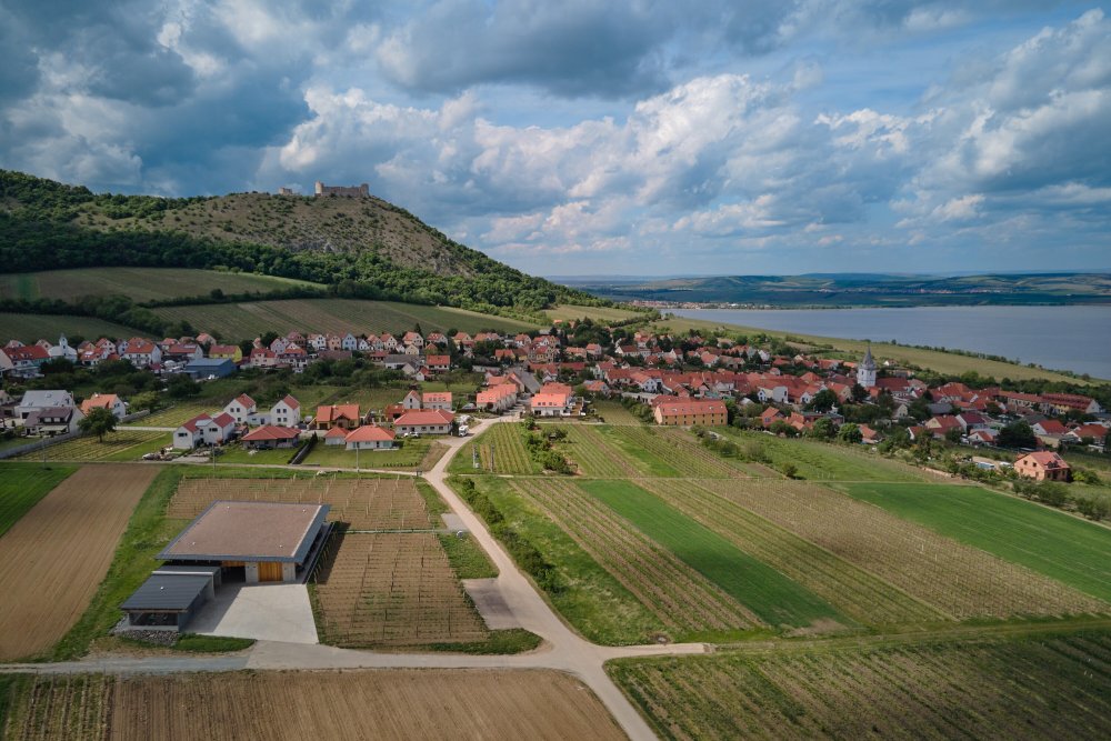 Vinařství se nachází ve vinici na mírném severovýchodním úbočí Pálavských kopců s výhledem do údolí Dyje s Novomlýnskými nádržemi. 