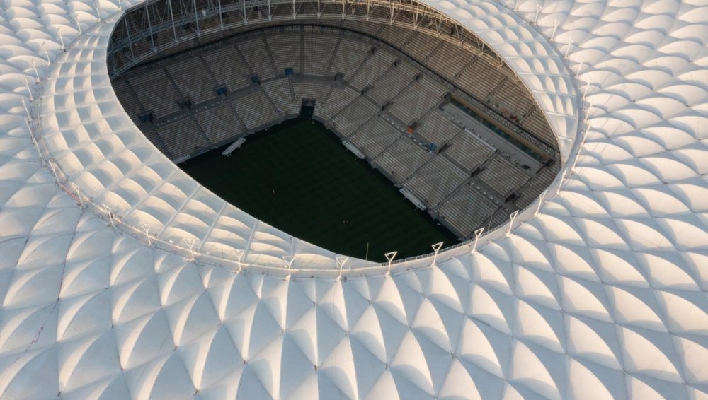 Lusail Stadium v Dauhá je největším ze stadionů MS, vejde se do něj 80 tisíc lidí. Odehraje se na něm deset zápasů včetně finále a jednoho semifinále. Design stadionu je inspirován souhrou světla a stínu, která charakterizuje katarskou lucernu „fanar“.