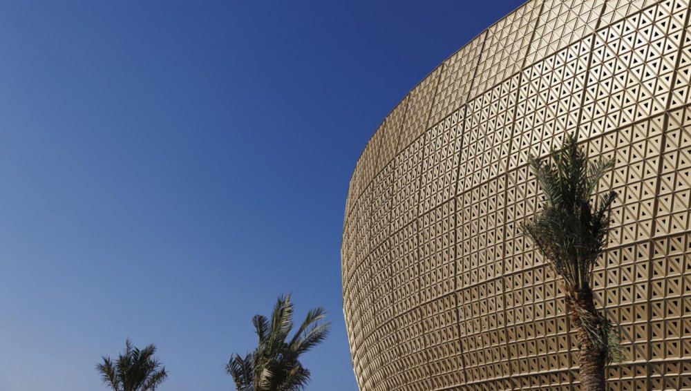 Lusail Stadium v Dauhá je největším ze stadionů MS, vejde se do něj 80 tisíc lidí. Odehraje se na něm deset zápasů včetně finále a jednoho semifinále. Design stadionu je inspirován souhrou světla a stínu, která charakterizuje katarskou lucernu „fanar“.