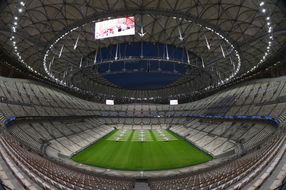 Lusail Stadium v Dauhá je největším ze stadionů MS, vejde se do něj 80 tisíc lidí. Odehraje se na něm deset zápasů včetně finále a jednoho semifinále. Design stadionu je inspirován souhrou světla a stínu, která charakterizuje katarskou lucernu „fanar“.