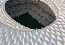 Lusail Stadium v Dauhá je největším ze stadionů MS, vejde se do něj 80 tisíc lidí. Odehraje se na něm deset zápasů včetně finále a jednoho semifinále. Design stadionu je inspirován souhrou světla a stínu, která charakterizuje katarskou lucernu „fanar“.