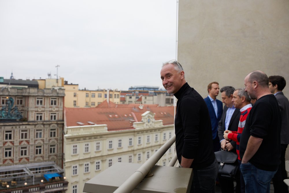 Zleva: Jiří Řezák (Qarta), Dalibor Martínek (Newstream), Jan Sadil, Evžen Korec (Ekospol), Ví Soural (Flat Zone) a Josef Kupec (KPMG
