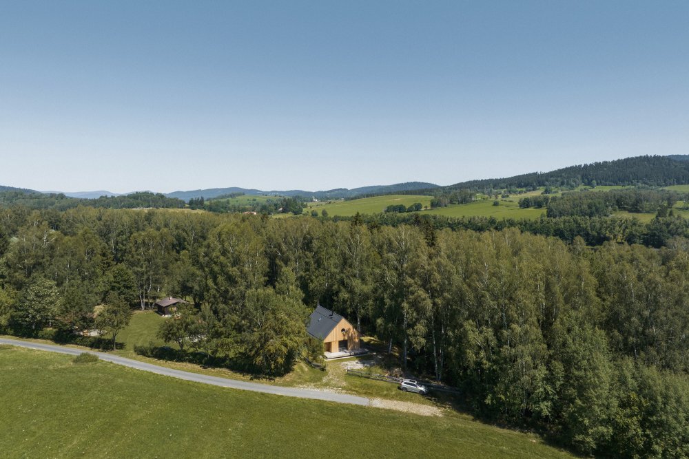 Chatu postavili architekti ze studia Les Archinautes na pozemku v rekreační lokalitě Šumavy u vodní nádrže Lipno. 