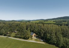 Chatu postavili architekti ze studia Les Archinautes na pozemku v rekreační lokalitě Šumavy u vodní nádrže Lipno. 