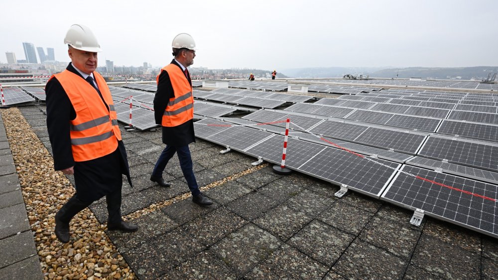 Zleva generální ředitel společnosti ČEZ Daniel Beneš a premiér Petr Fiala (ODS) si prohlížejí na střeše Kongresového centra Praha stavbu fotovoltaické elektrárny.