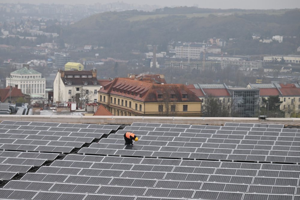 Společnost ČEZ představila 29. listopadu 2022 velkou fotovoltaickou elektrárnu, kterou staví v Kongresovém centru Praha.