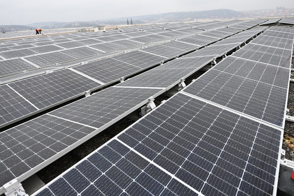 Společnost ČEZ představila 29. listopadu 2022 velkou fotovoltaickou elektrárnu, kterou staví v Kongresovém centru Praha.