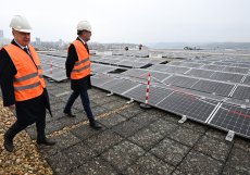 Zleva generální ředitel společnosti ČEZ Daniel Beneš a premiér Petr Fiala (ODS) si prohlížejí na střeše Kongresového centra Praha stavbu fotovoltaické elektrárny.