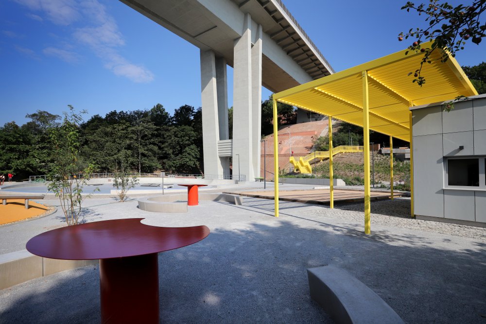 K dispozici je také kiosek s občerstvením nebo půjčovna grilů a sportovního nářadí. 