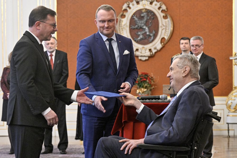 Prezident Miloš Zeman (vpravo) jmenoval Jana Fraita (vlevo) viceguvernérem ČNB