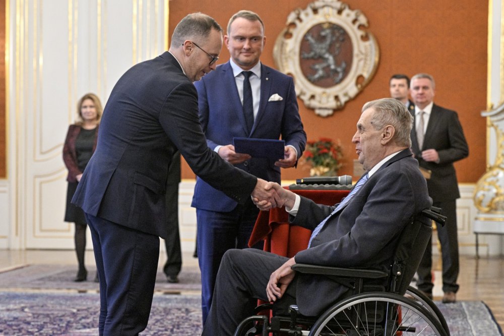 Prezident Miloš Zeman (vpravo) jmenoval Jana Procházku členem bankovní rady ČNB