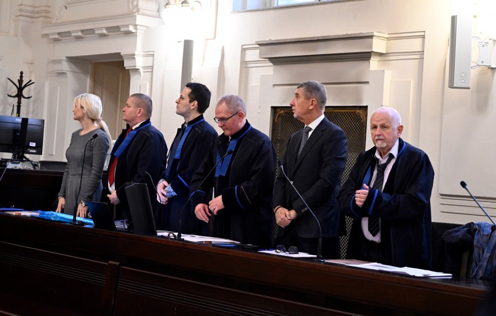 Obžalovaná někdejší poradkyně bývalého premiéra Andreje Babiše Jana Nagyová (vlevo) a obžalovaný bývalý premiér Andrej Babiš (druhý zprava) u Městského soudu v Praz