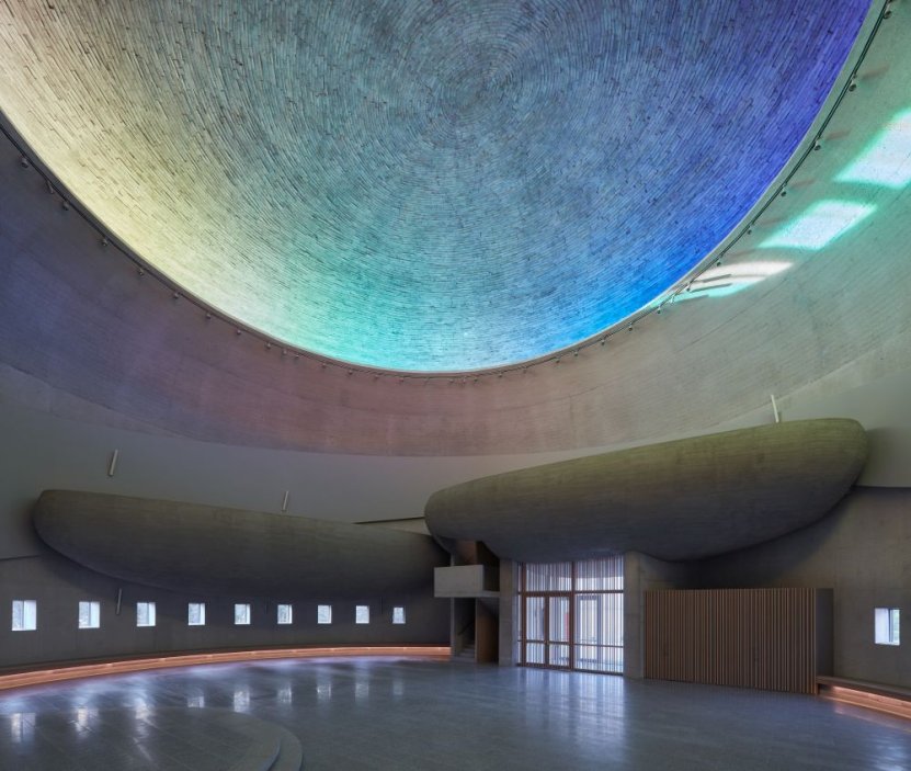 1. Interiér je jednoduchý, z pohledového betonu. Hlavní roli v něm hraje světlo a barvy.