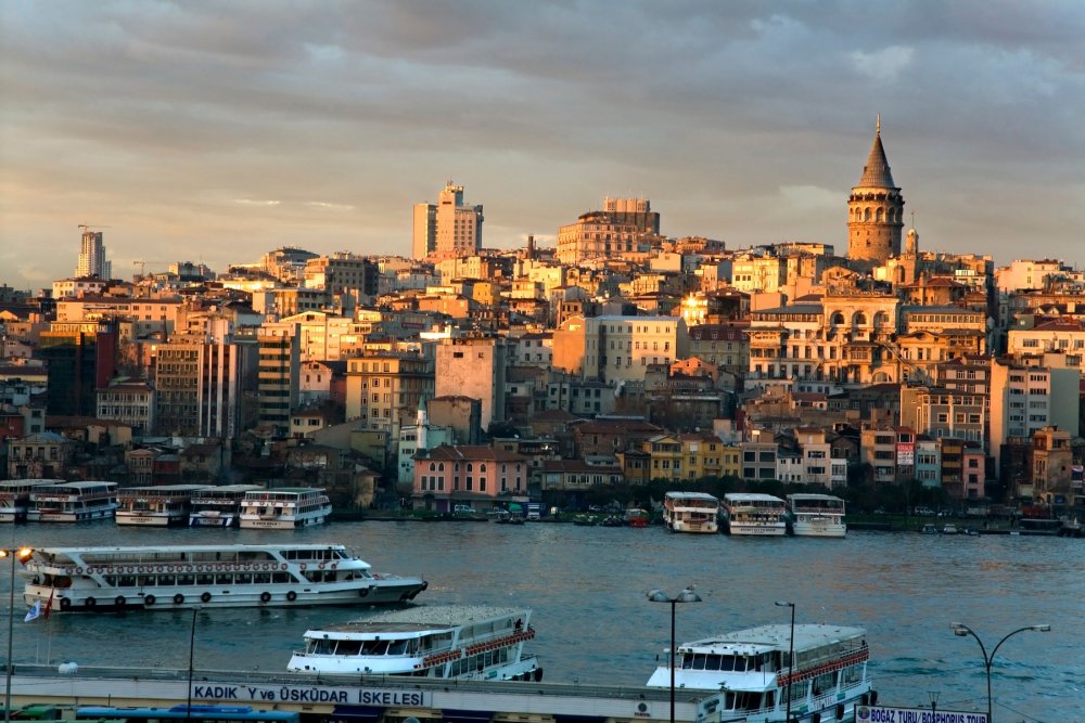 ISTANBUL - S neotřelým typem přichází ovšem Lonely Planet. Jejich specialista na cestování vlakem Tom Hall totiž doporučuje vydat se právě odsud v roce 2023 na cestu, jak jinak než po železnici. Nejlépe se pro to podle něj hodí nedávno obnovené spojení lůžkovým vlakem mezi Istanbulem a Sofií. 
