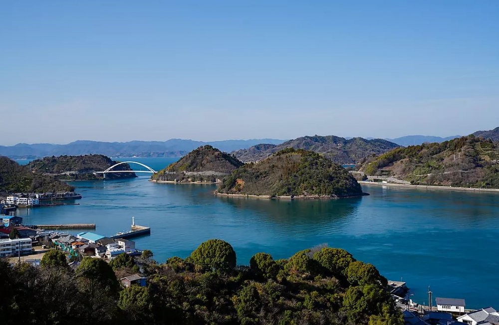 Cestovatelský magazín Condé Nast Traveler doporučuje navštívit v roce 2023 především západní Japonsko a využít nově otevřené luxusní expediční cesty po vnitrozemském moři Seto, které odděluje hlavní japonský ostrov Honšú od ostrovů Šikoku a Kjúšú. „Luxusní společnost Ponant provozující malé lodě zde totiž hodlá v roce 2023 uskutečnit vůbec první expediční plavbu z Ósaky po nejstarší japonské námořní trase. 