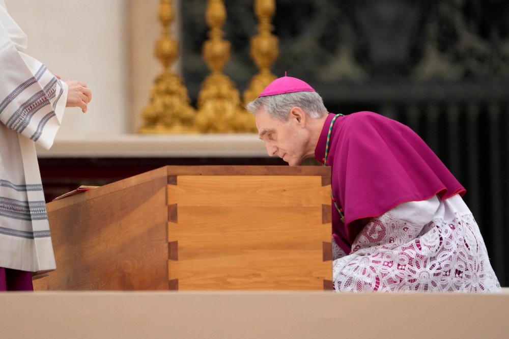 Hold zesnulému papeži skládá arcibiskup Georg Ganswein