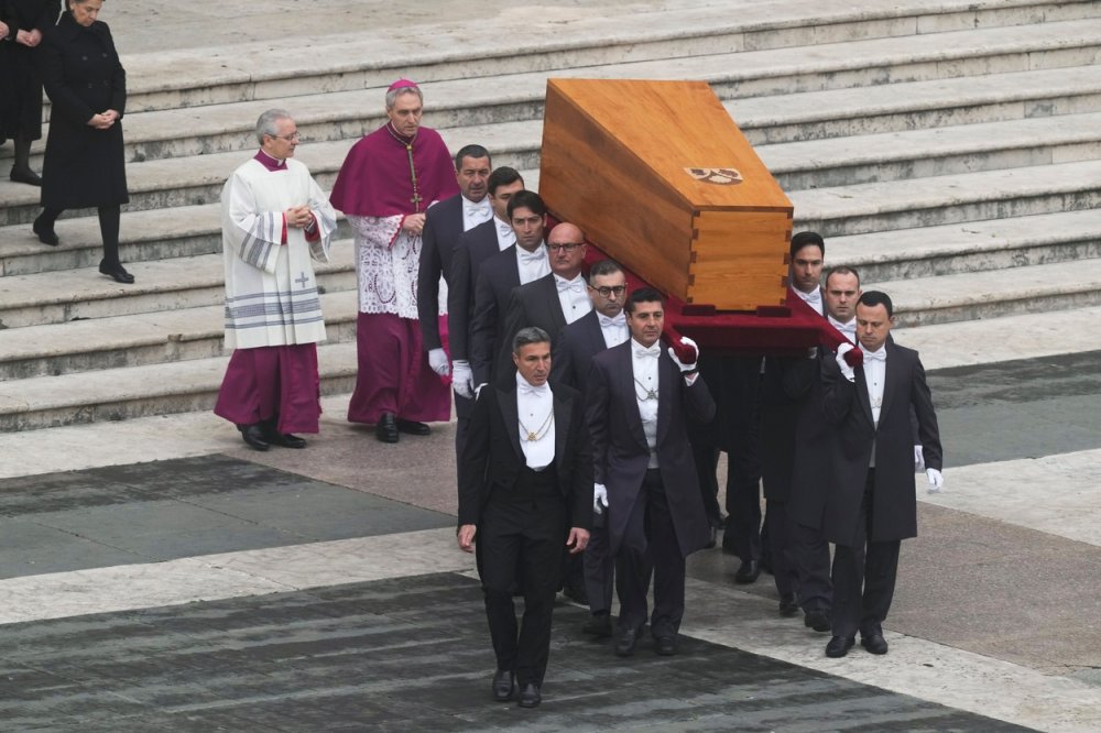 Rakev s ostatky Benedikta XVI. je přinášena na Svatopetrské náměstí