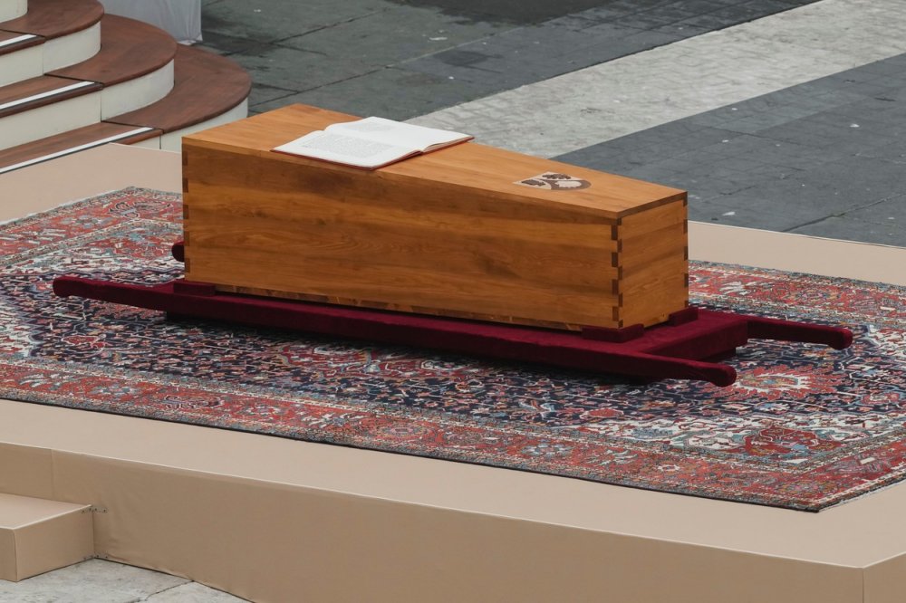 Rakev s ostatky Benedikta XVI. na Svatopetrském náměstí