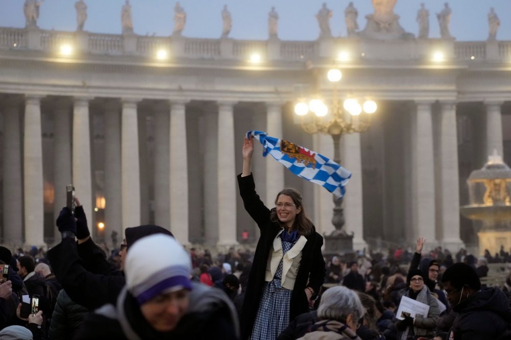 Pohřbu Benedikta XVI. by mělo přímo na náměstí Sv. Petra sledovat až 70 tisíc lidí.