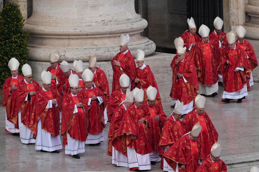 Kardinálové se ve Vatikánu schází na pohřeba Benedikta XVI.