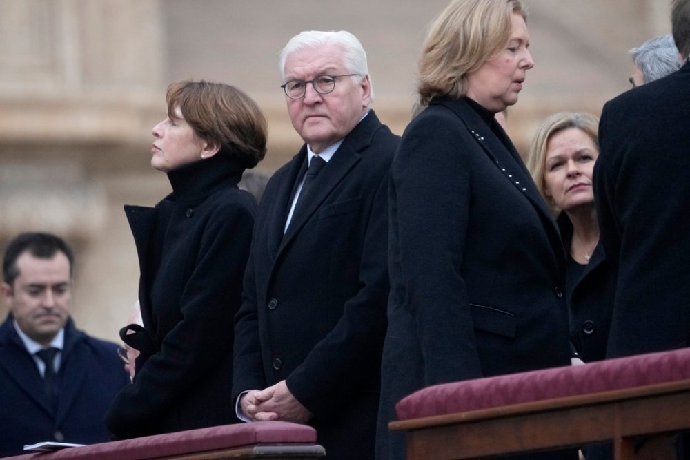 Pohřbu Benedikta XVI. se přímo na náměstí Sv. Petra účastní i desítky politiků. Na snímku německý prezident Frank-Walter Steinmeier.
