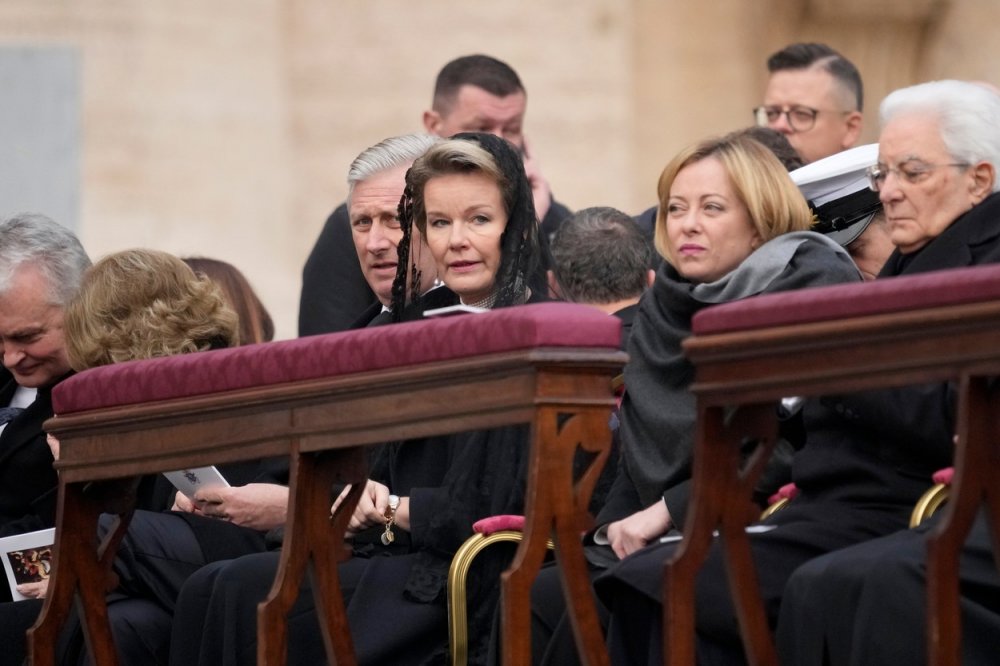 Pohřbu Benedikta XVI. se přímo na náměstí Sv. Petra účastní i desítky politiků. Na snímku belgický král Philippe a královna Mathilde, italská premiérka Giorgia Meloniová (uprostřed) a italský prezident Sergio Mattarella (vpravo).