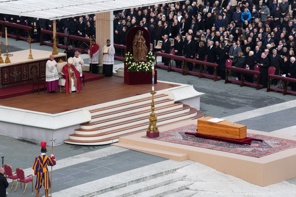 Rakev s ostatky Benedikta XVI. na Svatopetrském náměstí