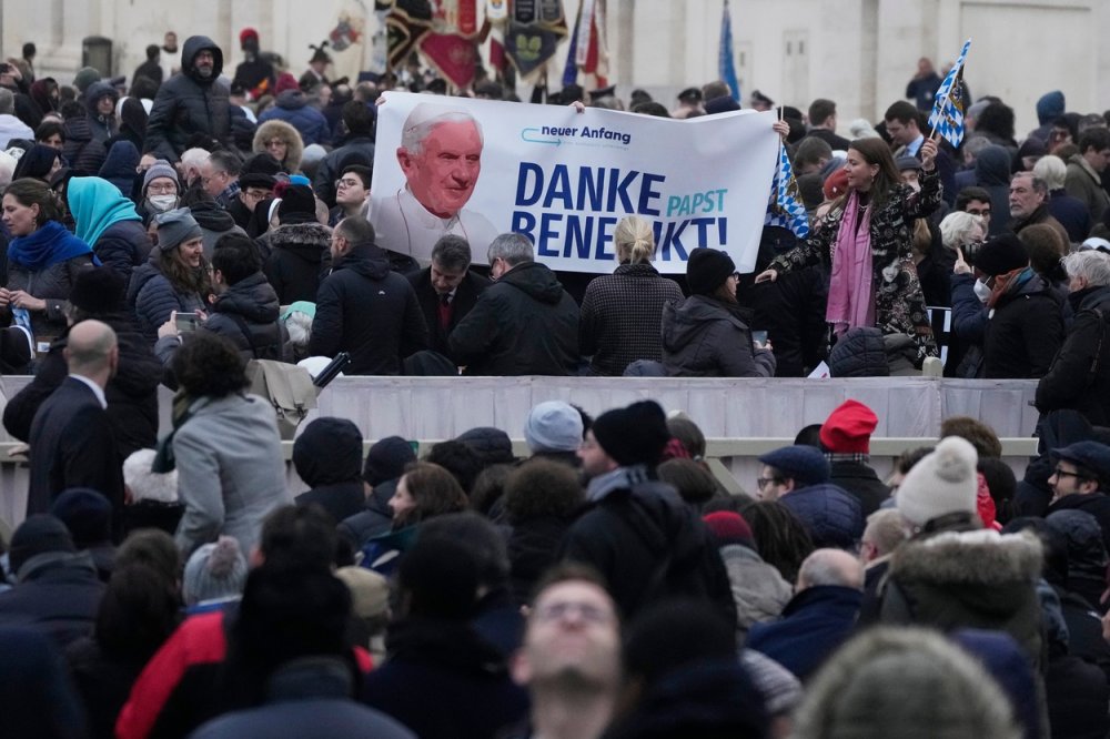 Pohřeb Benedikta XVI. by mělo přímo na náměstí Sv. Petra sledovat až 100 tisíc lidí.