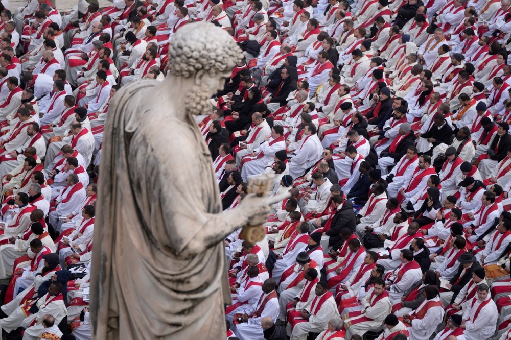 Pohřeb Benedikta XVI. by mělo přímo na náměstí Sv. Petra sledovat až 100 tisíc lidí.