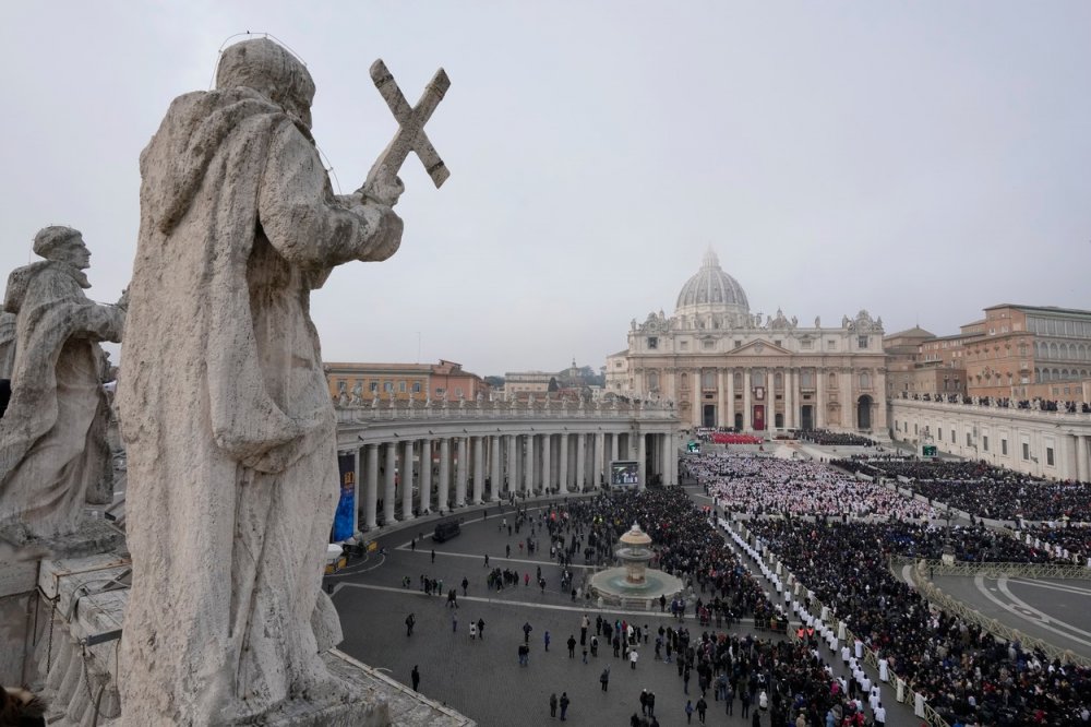 Pohřeb Benedikta XVI. by mělo přímo na náměstí Sv. Petra sledovat až 100 tisíc lidí.