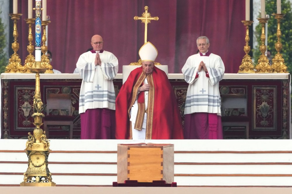 Papež František před rakví zesnulého předchůdce Benedikta XVI.