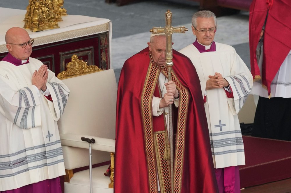 Papež František při pohřbu zesnulého předchůdce Benedikta XVI. na Svatopetrském náměstí ve Vatikánu.