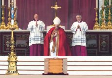 Papež František před rakví zesnulého předchůdce Benedikta XVI.