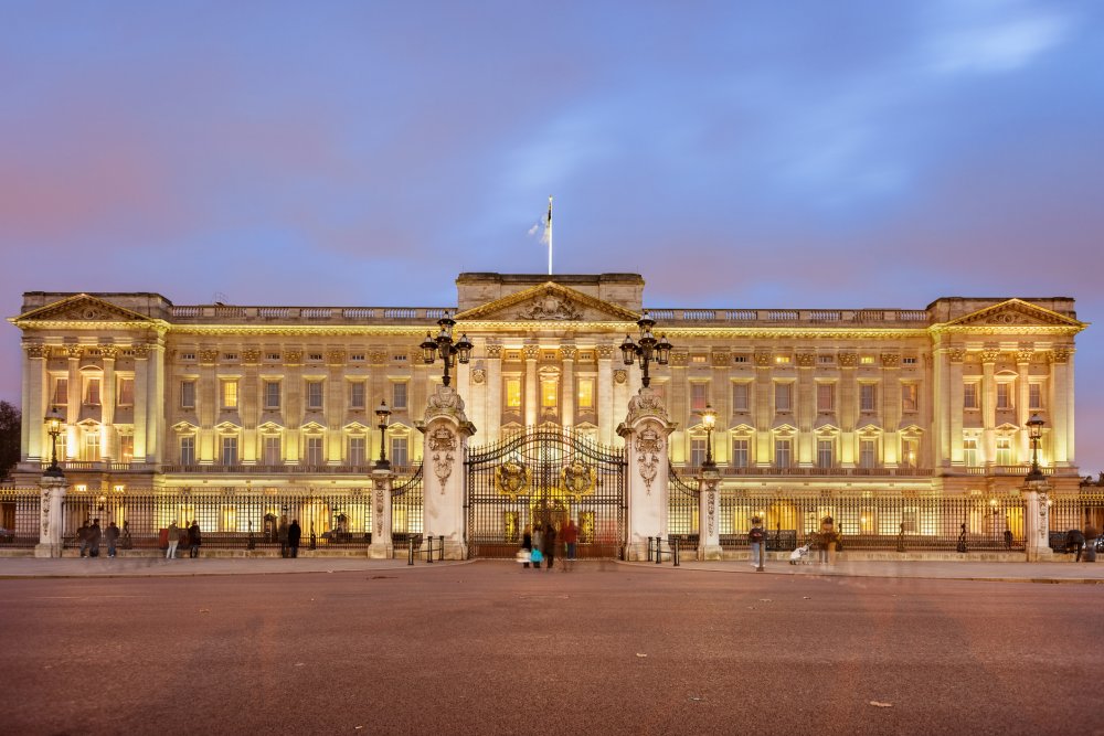 01. Buckinghamský palác Londýn, Velká Británie - Odhadovaná cena okolo 150 miliard korun a stojí přímo uprostřed Londýna. Navzdory tomu, že je domovem britské královské rodiny a především samotného krále Karla III.