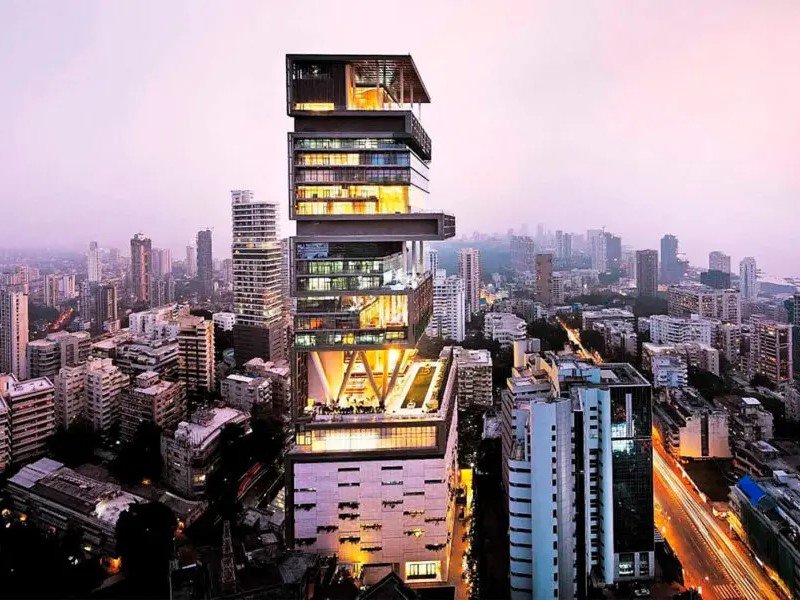 02. Antilia Tower, Mumbai, Indie - 2.nejdražší dům světa je moderní mrakodrap v indické Bombaji pojmenovaný podle bájného ostrova Antilia. 