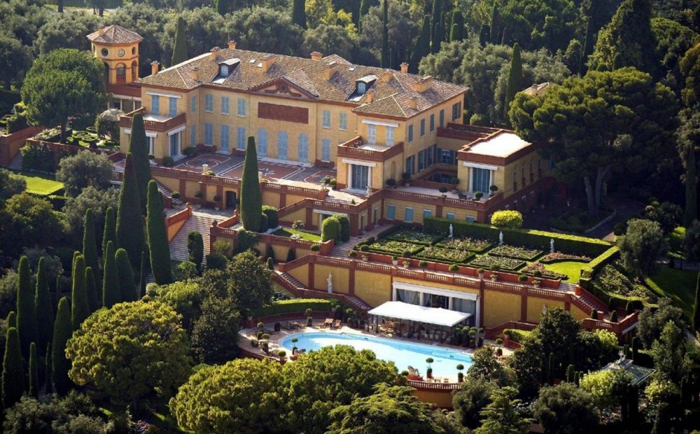 03. Villa Leopolda, Francie Světová trojka na Francouzské riviéře byla kdysi sídlem belgického krále Leopolda II., který tento dům daroval své milence Blanche Zelia Josephine Delacroix. Luxusní sídlo za odhadovaných 750 milionů dolarů stojí sice ve Francii na trase mezi Monakem a Nice, dnes ale patří jedné z členek nejbohatší rodiny v Brazílii. Lily Safra vilu zdědila po svém manželovi Edwardu Safrovi. V minulosti se o koupi vily zajímali i ruští magnáti.