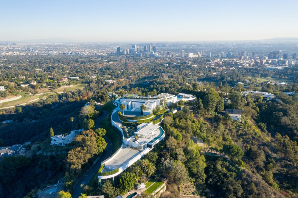 04.	The One, Bel-Air, Kalifornie, USA  Pět set milionů dolarů byla cena, kterou avizoval stavitel a filmový producent Nile Niami u svého opulentního sídla The One v americké Kalifornii, které dostavěl před pár lety. Architektonicky zcela jedinečný dům se nicméně potýkal s řadou právních problémů a dluhy. Podle agentury Bloomberg je ale minimálně tou největší soukromou rezidencí v USA. Nakonec se sídlo The One vloni prodalo v aukci za „pouhých 141 milionů dolarů“ i s poplatky.