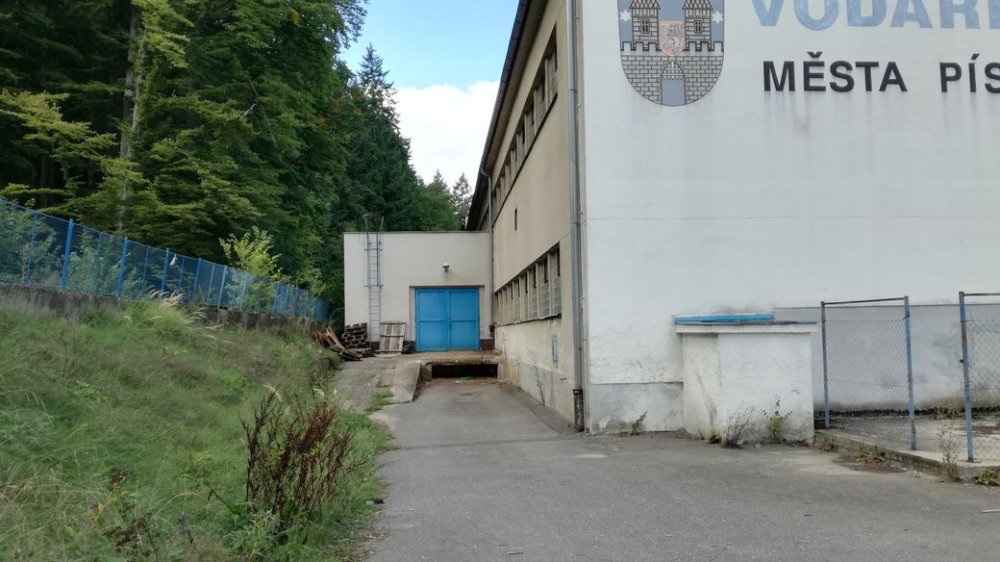 1. Bývalá vodárna v Písku se má proměnit na volnočasový areál s kempem. (na snímku současný stav)
