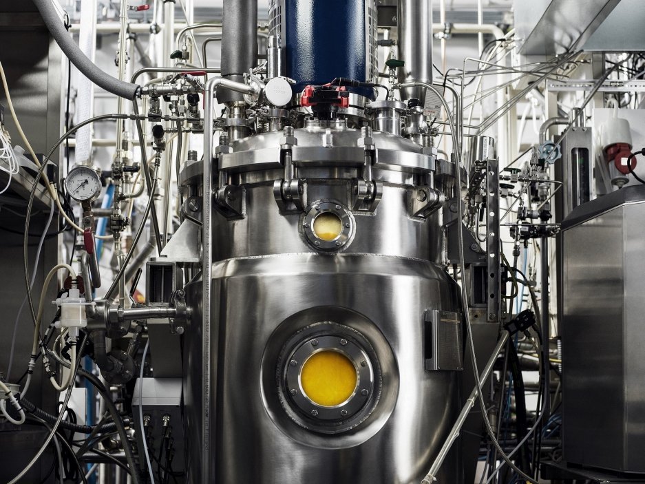 Bioreaktor v továrně společnosti Solar Foods, v němž bakterie vytvářejí potravinářskou bílkovinu.