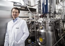 Pasi Vainikka, výkonný ředitel a spoluzakladatel Solar Foods, před bioreaktorem, v kterém bakterie vytvářejí potravinářskou bílkovinu. 