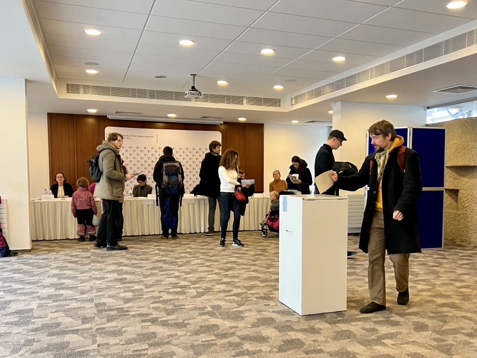 Volby českého prezidenta na ambasádě v Londýně.