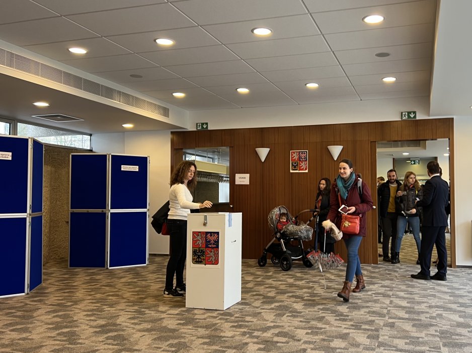 Volby českého prezidenta na ambasádě v Londýně.