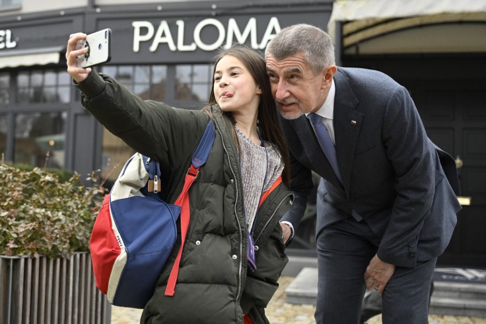 Prezidentský kandidát Andrej Babiš (ANO) se fotí s dívkou před začátkem prvního kola prezidentských voleb, 13. ledna 2023, Průhonice
