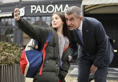 Prezidentský kandidát Andrej Babiš (ANO) se fotí s dívkou před začátkem prvního kola prezidentských voleb, 13. ledna 2023, Průhonice