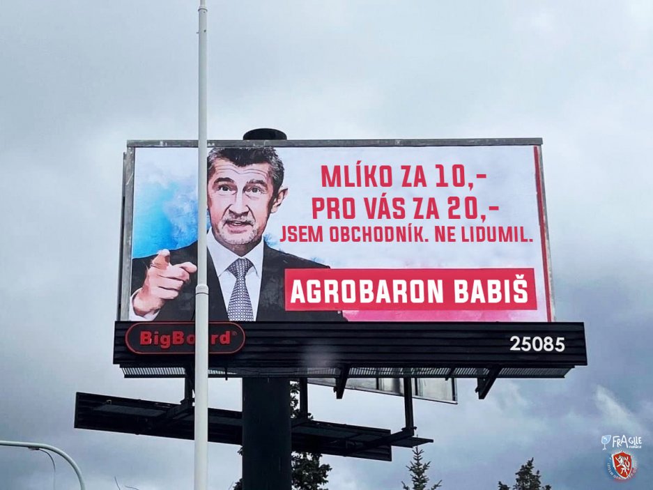 “Protiválečný” billboard zaujal tvůrce na sociálních sítích asi nejvíce.